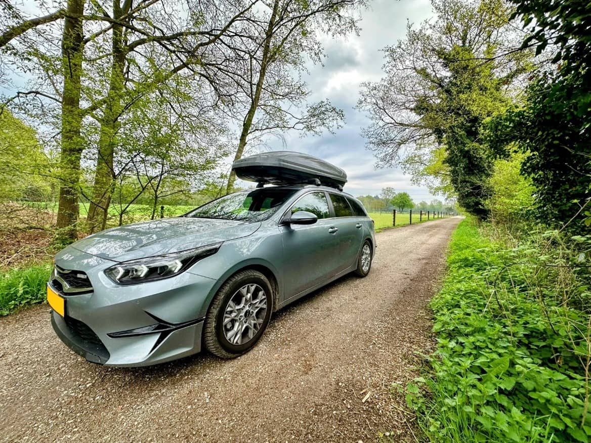 Groene auto met dakkoffer voor metingen signaal mobiele telefonie