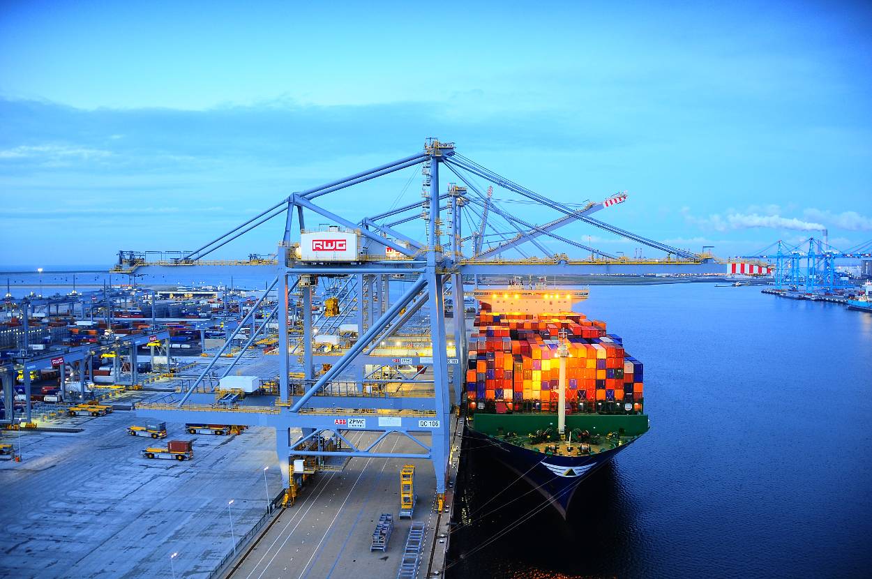 Containerschip afgemeerd in haven