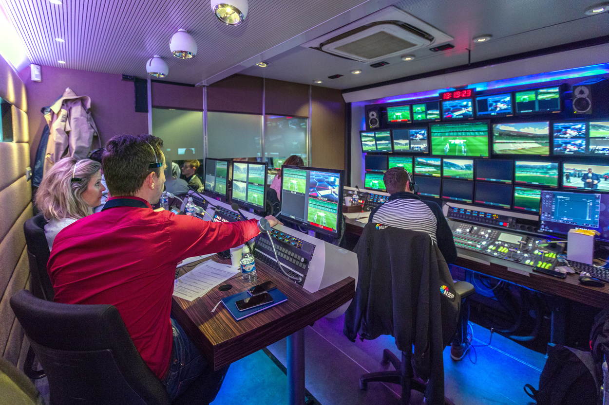 Overzicht van de werkzaamheden in een mobiele omroepstudio tijdens een voetbalwedstrijd