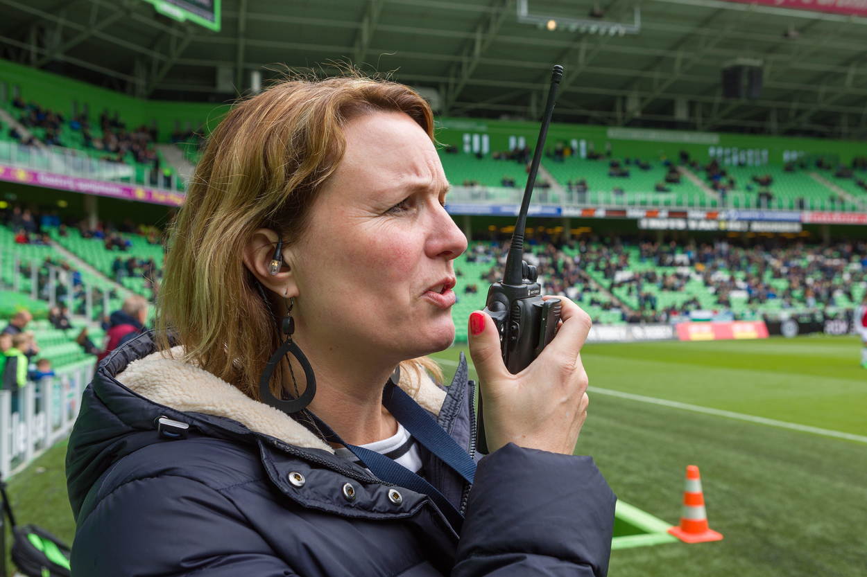 Het gebruik van een portofoon tijdens voetbalwedstrijd