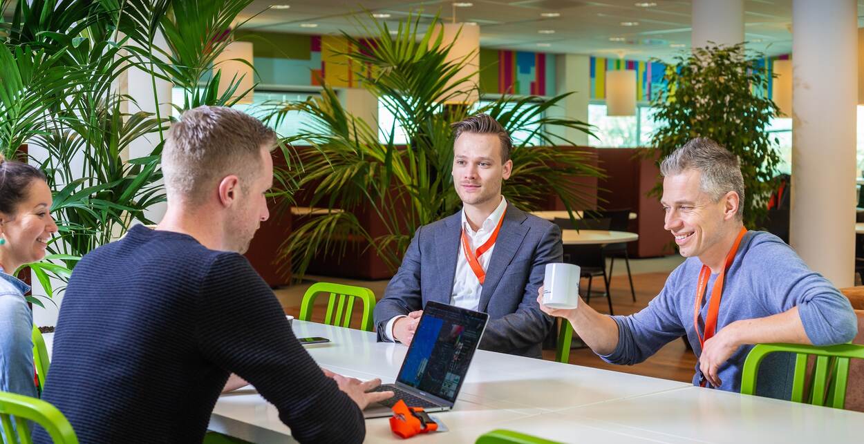 Collega's in overleg aan tafel