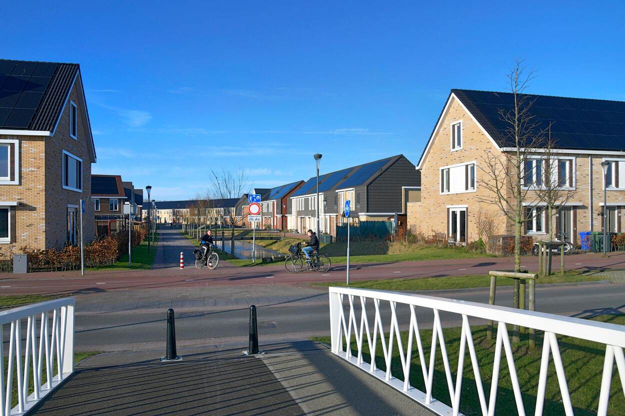 Foto van een woonwijk zijaanzicht met zonnepanelen op daken