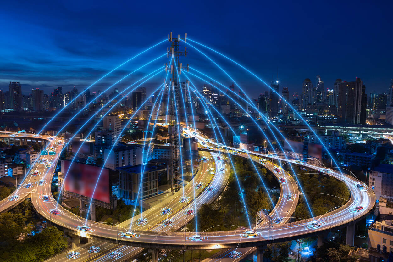 Futuristische afbeelding van stad van boven met lichtstralen