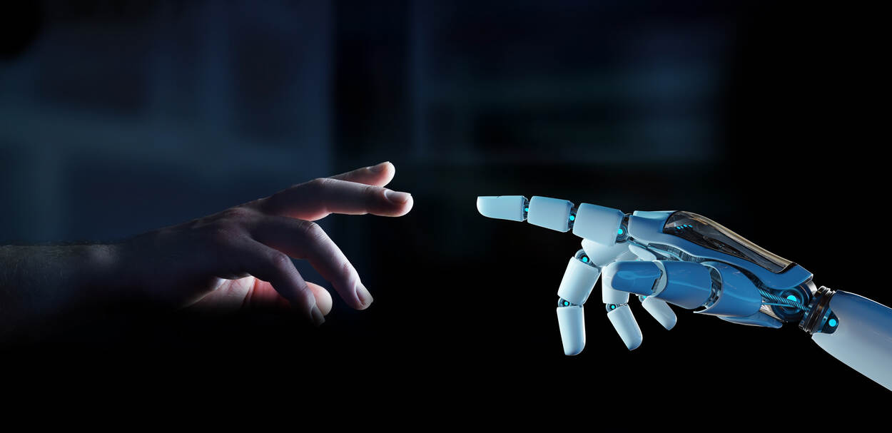 Vinger van een mensenhand tegen vinger van een robothand