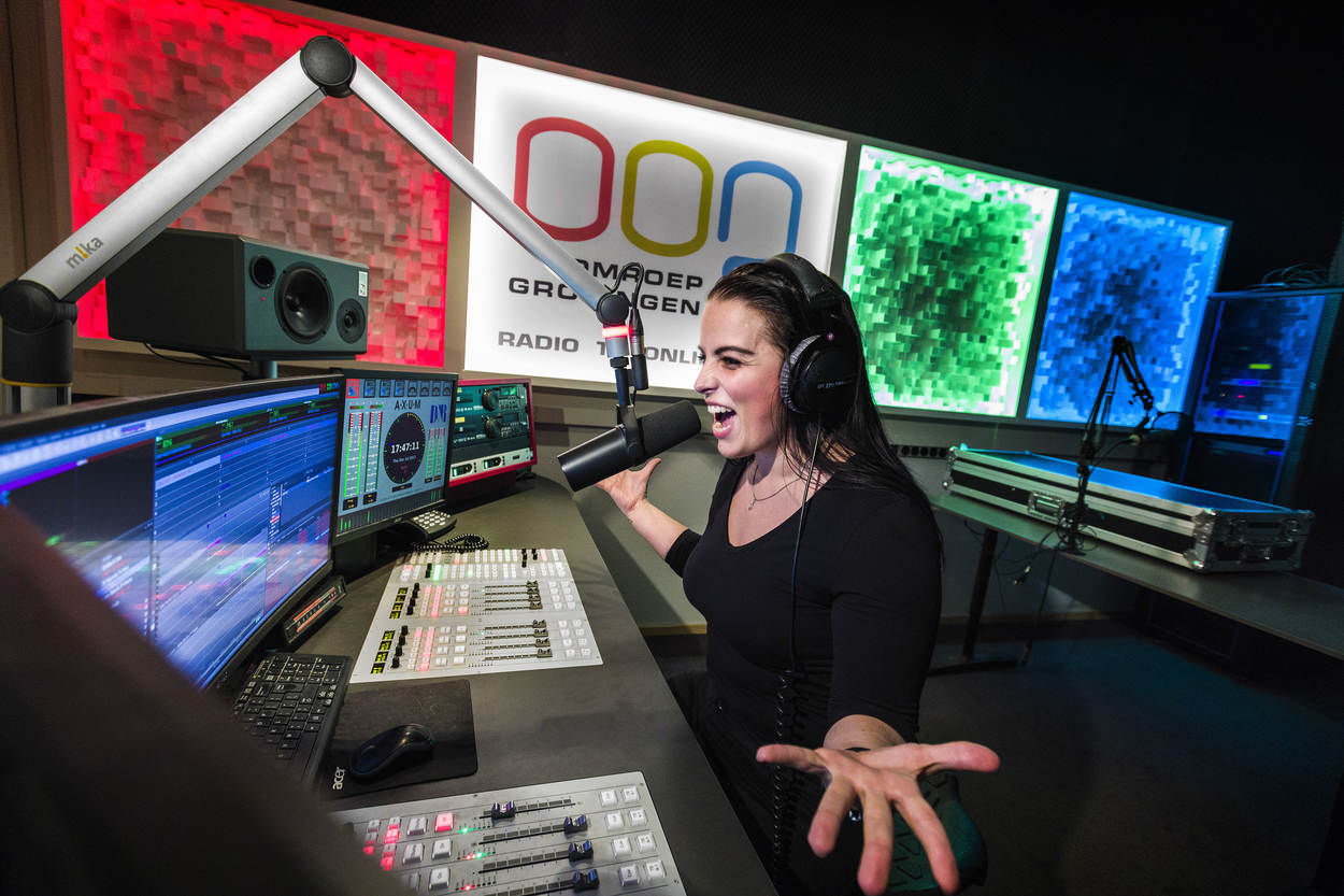 Dj bij radiostation OOG Radio aan het praten in de microfoon