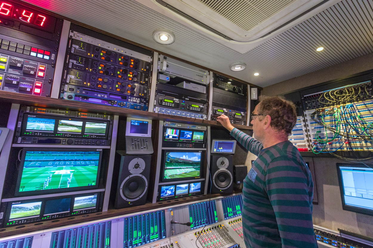 Mensen in een kamer met schermen voor de selectie van voetbalbeelden