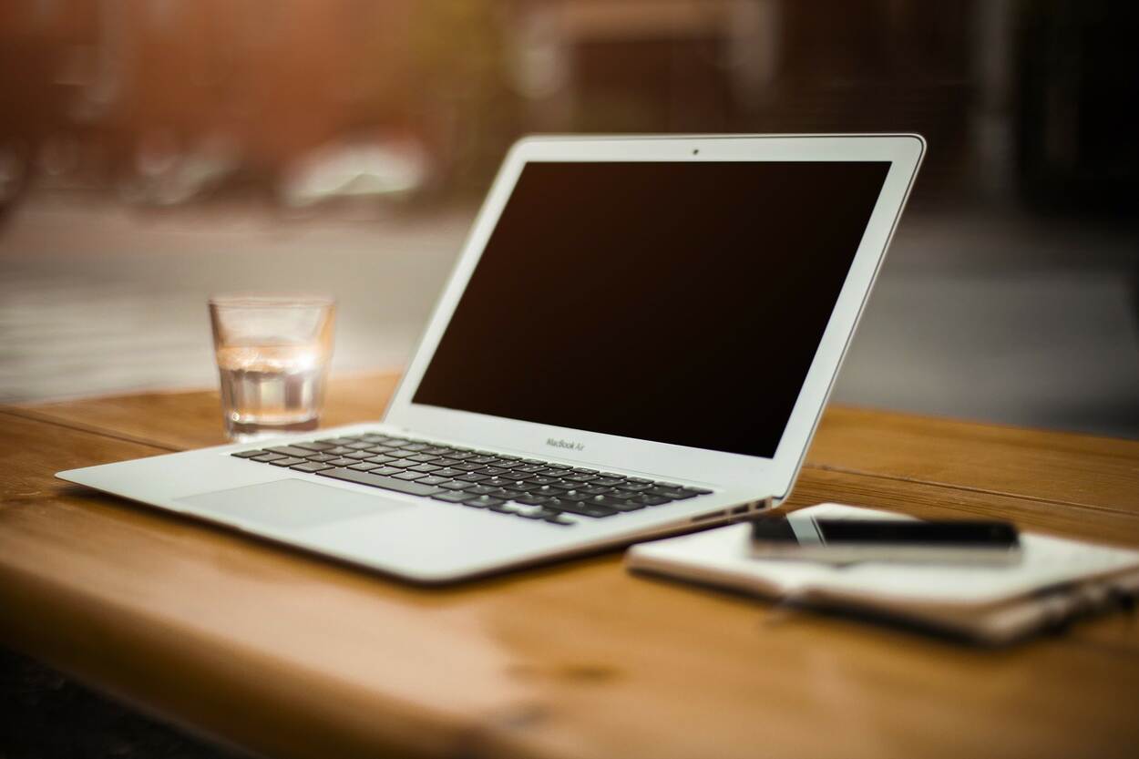 laptop op eettafel