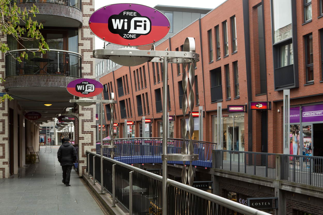 Borden met free wifi zone in winkelgebied