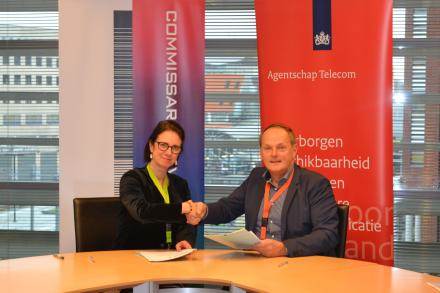 Voorzitter van het Commissariaat voor de Media, Madeleine de Cock Buning en Directeur-hoofdinspecteur, Peter Spijkerman van Agentschap Telecom
