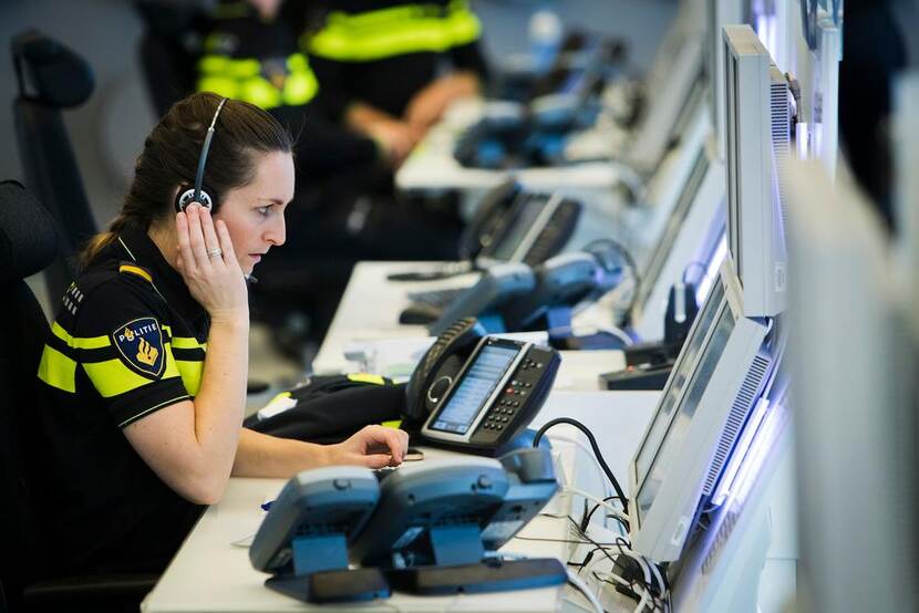 Politievrouw aan de telefoon in noodcentrale