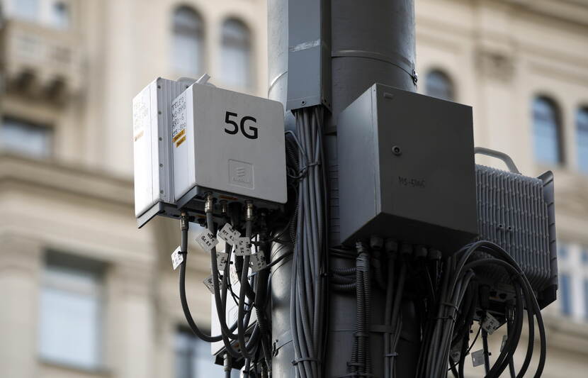 Kastje 5G aan paal op straat