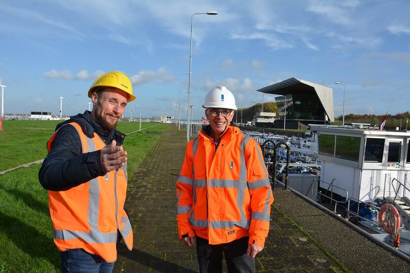 Marcel Donker en Evert van der Spek van Rijkswaterstaat staan samen in de haven.