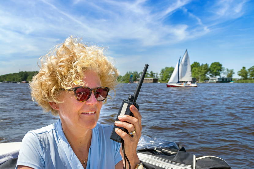 Vrouw met marifoon op het water