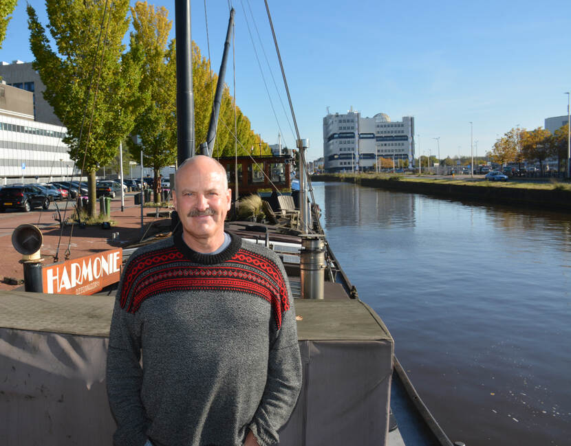 Klaus Spithost staat op zijn schip 'De Harmonie'