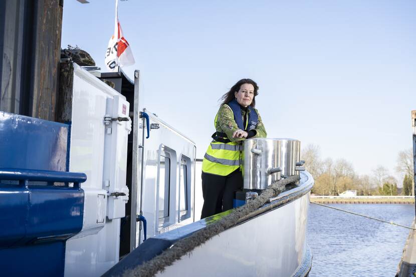 Marleen Buitendijk staat op een schip