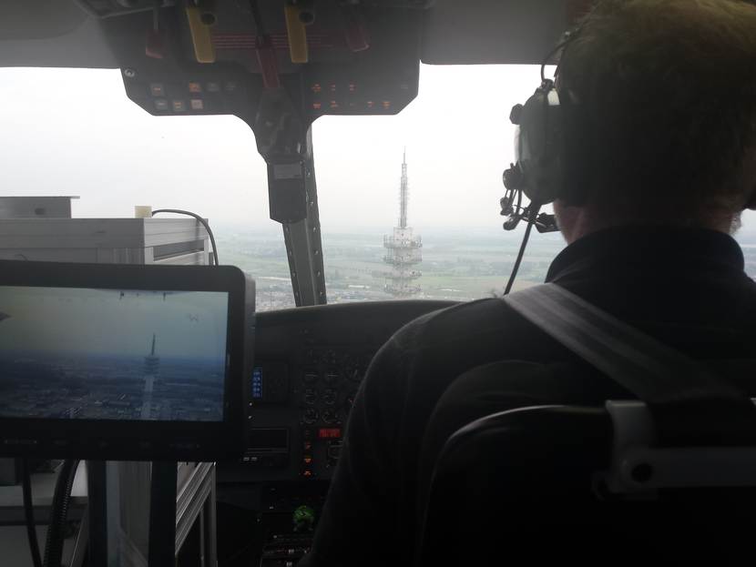 Foto vanuit de cockpit van een helicopter tijdens een heli meting