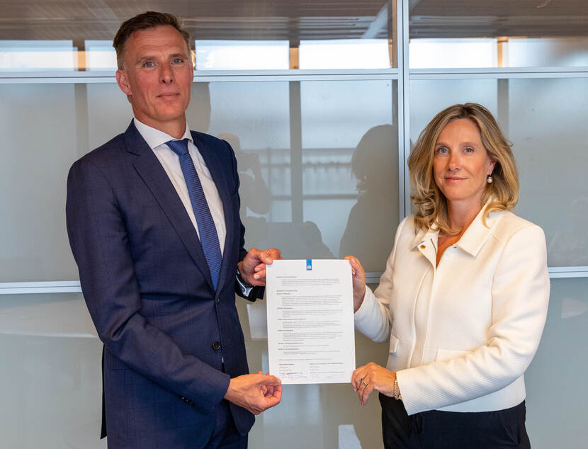 Angeline van Dijk en Bas Dunnebier houden hun samenwerkingsovereenkomst vast