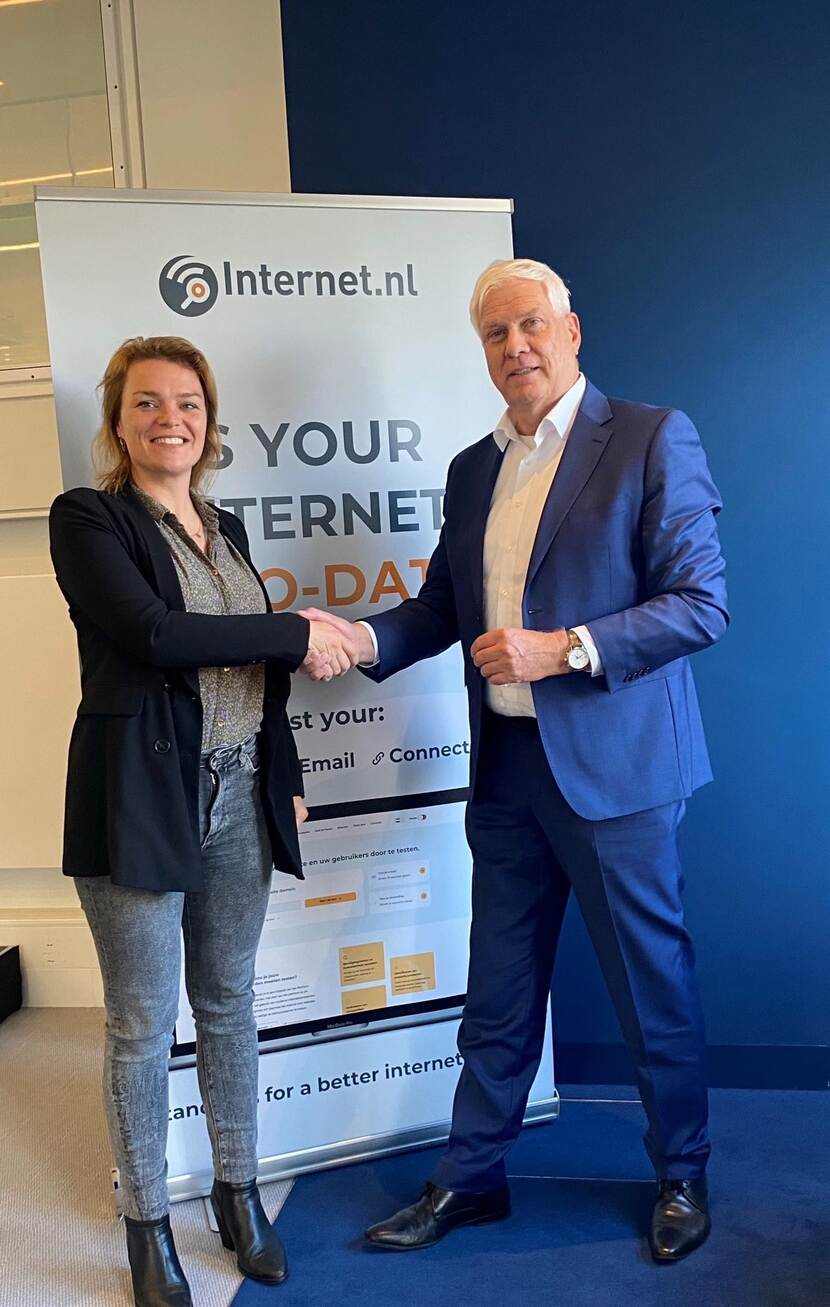 Isabel van der Leij van de RDI overhandigt de donatie aan Gerben Klein Baltink van Internet.nl