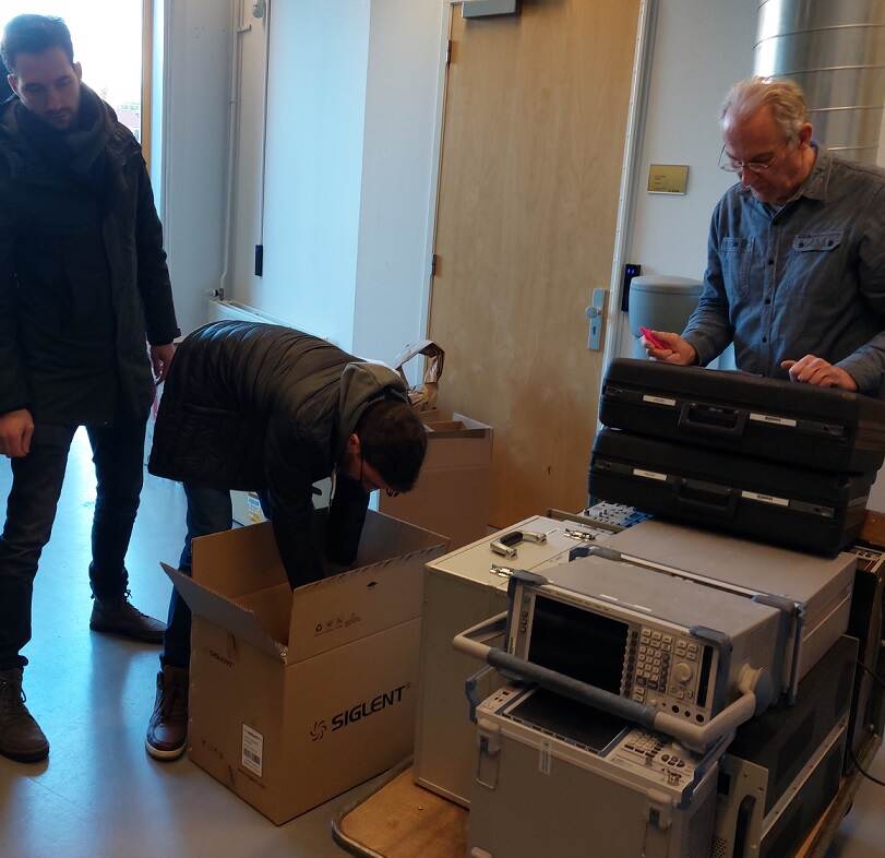 Medewerkers van de Universiteit Twente nemen meetapparatuur in ontvangst